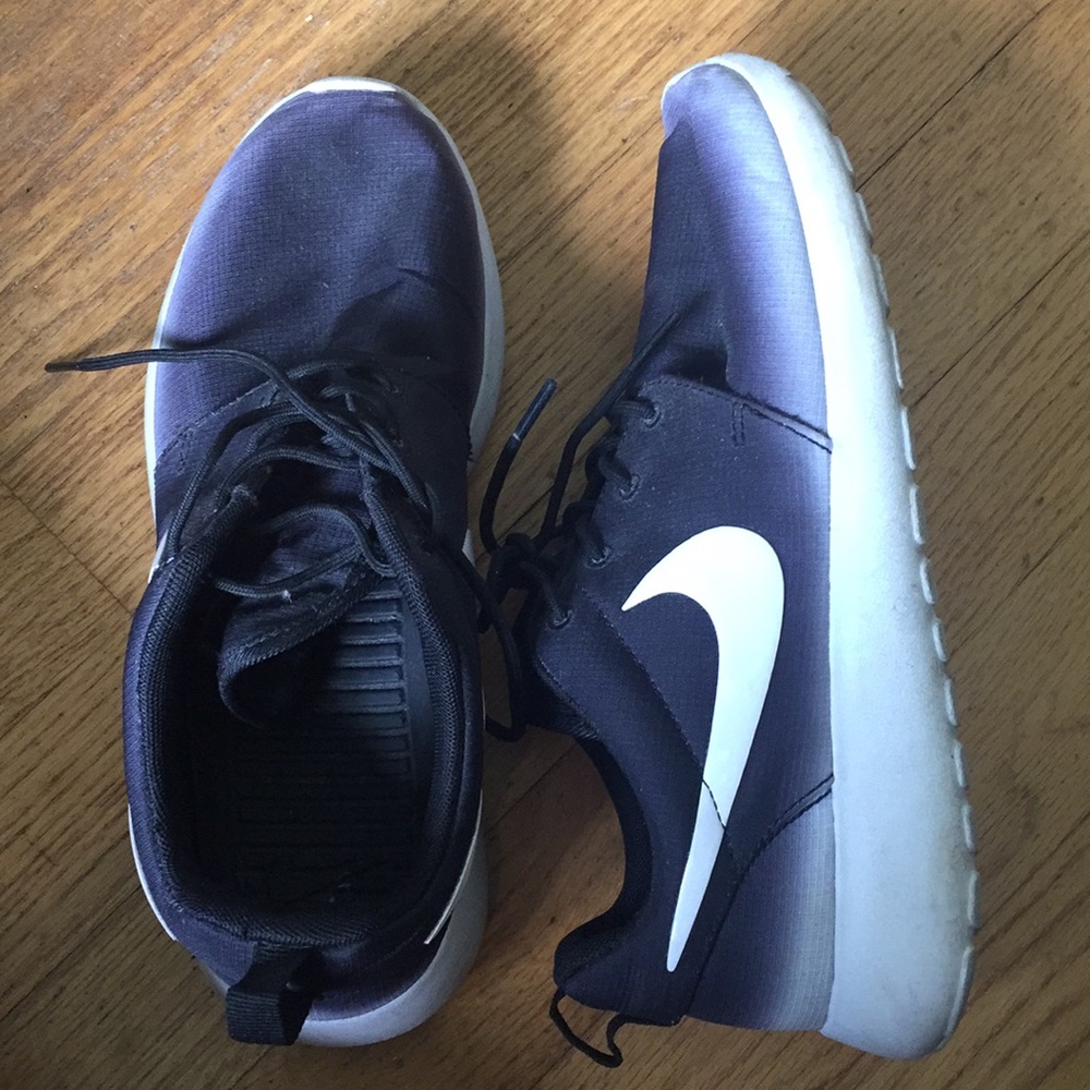Black nike roshes